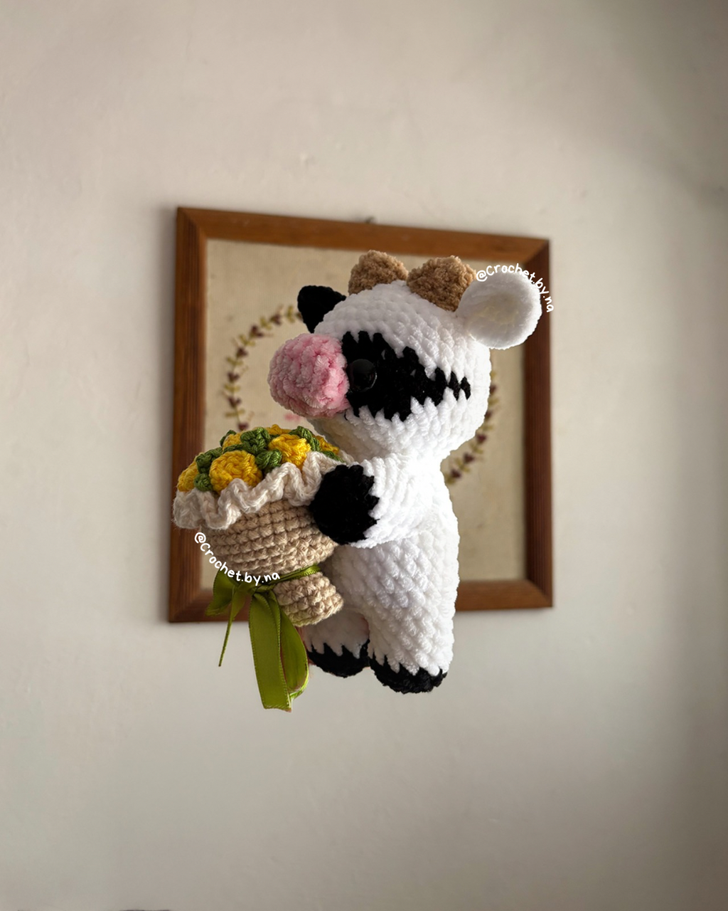 Vaquita con ramo de rosas 15Cm