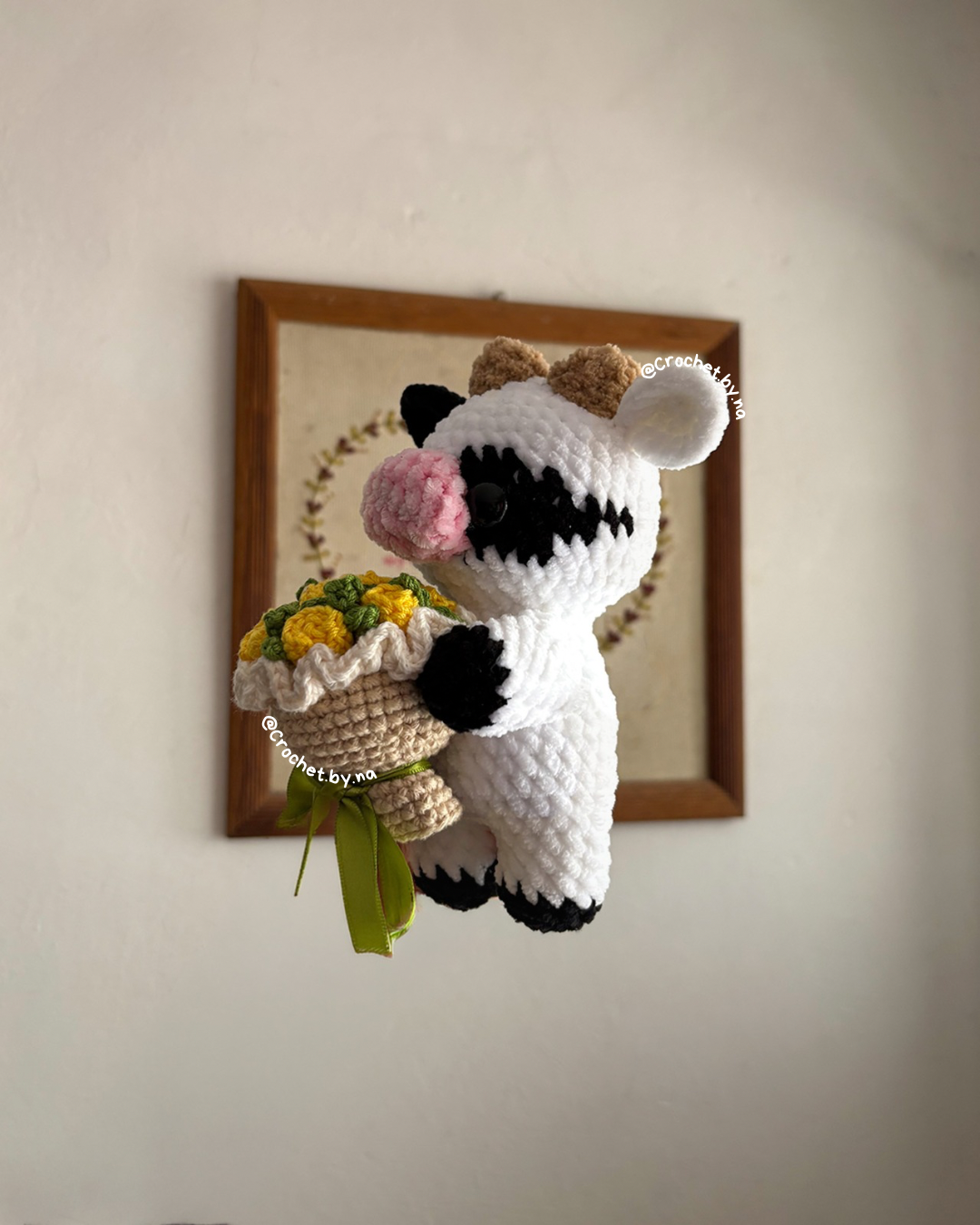 Vaquita con ramo de rosas 15Cm