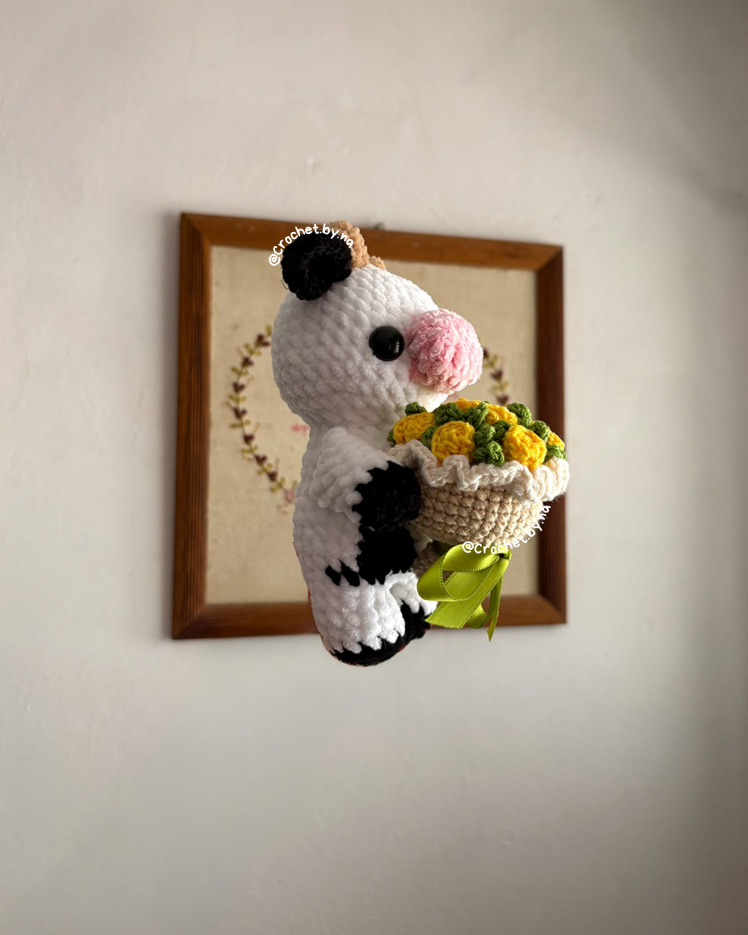 Vaquita con ramo de rosas 15Cm